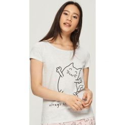 Piżama z nadrukiem w koty - Jasny szar. Szare piżamy damskie Sinsay, z nadrukiem. Za 39.99 zł.