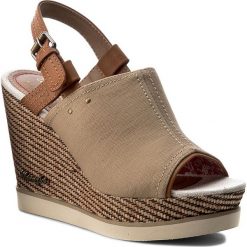 Sandały WRANGLER - Kelly Indigo Sabot WF07427JD Taupe 29. Klapki damskie marki Wrangler. W wyprzedaży za 209.00 zł.