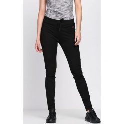 Czarne Spodnie Dresowe Along. Czarne spodnie dresowe damskie Born2be, z dresówki. Za 34.99 zł.