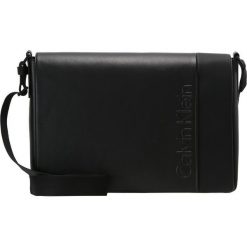 Calvin Klein ELEVATED LOGO MESSENGER WITH FLAP Torba na ramię black. Torby na ramię męskie Calvin Klein. W wyprzedaży za 494.10 zł.