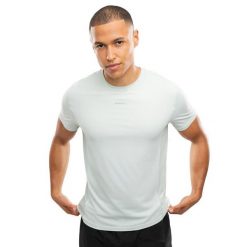Męska koszulka do biegania z krótkim rękawem Fitness Siroko Gate Green. Zielone koszulki sportowe męskie SIROKO, m, bez wzorów, z materiału, bez kołnierzyka, bez ramiączek, do biegania. Za 128.00 zł.
