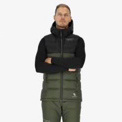 Kamizelka turystyczna męska Swedemount Östersund Down Vest wodoodporny. Czarne kurtki męskie SWEDEMOUNT, m, bez wzorów, z puchu, casualowe, bez kaptura. Za 399.99 zł.