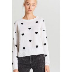 Klasyczny sweter - Kremowy. Białe swetry damskie Cropp, l, bez wzorów, klasyczne, bez kołnierzyka, bez ramiączek, bez kaptura. Za 59.99 zł.