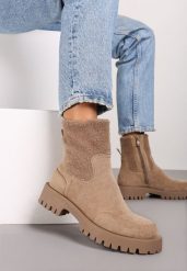 Ciemnobeżowe Botki z Imitacji Zamszu na Tłoczonej Podeszwie z Tekstylną Wstawką przy Cholewce Nevoria. Brązowe botki damskie Renee, z jeansu, eleganckie, z okrągłym noskiem, bez obcasa, na płaskiej podeszwie, bez zapięcia. Za 124.99 zł.