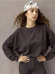 Krótka prążkowana bluza crewneck z wiskozą - brązowy. Brązowe bluzy sportowe damskie Sinsay, l, bez wzorów, prążkowane, bez kaptura. Za 39.99 zł.