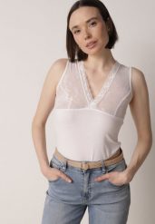 Biały Bawełniany Top Bieliźniany z Siateczkową Górą z Koronką Bervisa. Białe bluzki damskie Born2be, m, z aplikacjami, z bawełny, eleganckie, bez kołnierzyka, bez ramiączek. Za 39.99 zł.