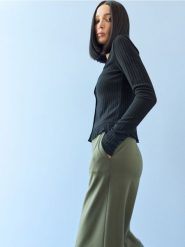 Spodnie straight z wiskozą i paskiem - zielony. Zielone spodnie materiałowe damskie Sinsay, l, bez wzorów, z wiskozy. Za 59.99 zł.