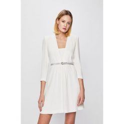Liu Jo - Sukienka. Białe sukienki damskie Liu Jo, bez wzorów, z materiału, casualowe, bez kołnierzyka, bez ramiączek. W wyprzedaży za 649.90 zł.