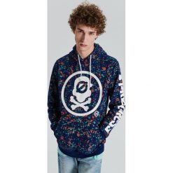 Bluza all over z kapturem - Granatowy. Bluzy męskie marki Cropp. Za 129.99 zł.