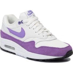 Buty NIKE - Air Max 1 319986 118 Summit White/Atomic Violet. Białe obuwie sportowe damskie Nike, bez wzorów, z materiału, bez obcasa, na płaskiej podeszwie, bez zapięcia. W wyprzedaży za 419.00 zł.
