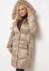 Ciemnobeżowa Pikowana Kurtka z Kapturem i Futrzanym Wykończeniem Ravaselle. Brązowe kurtki damskie Born2be, xl, bez wzorów, z futra, z kapturem. Za 279.99 zł.