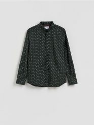 Koszula slim fit w świąteczny wzór - ciemnozielony. Zielone koszule męskie Reserved, l, bez wzorów, z bawełny, wizytowe, bez kołnierzyka, bez ramiączek. Za 99.99 zł.
