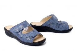 DR. BRINKMANN 701080-55 hellblau, klapki damskie. Niebieskie klapki damskie Dr. Brinkmann, bez wzorów, ze skóry, bez obcasa. Za 369.90 zł.