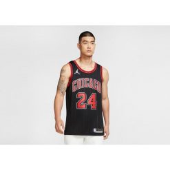 Koszulka męska nike nba chicago bulls lauri markkanen statement edition. Czarne koszulki sportowe męskie Nike, m, bez wzorów, z jersey, bez kołnierzyka, bez ramiączek, do biegania. Za 379.00 zł.