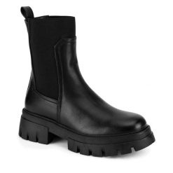 Botki DeeZee. Czarne botki damskie DeeZee, bez obcasa, na słupku, bez zapięcia. Za 179.99 zł.