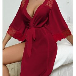 Szlafrok z koronkowym wykończeniem rękawów na wieczory w domu Selvedina. Czerwone szlafroki damskie Intica, m, bez wzorów, z koronki, bez ramiączek, bez kaptura. Za 119.00 zł.