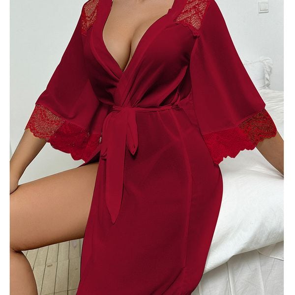 Szlafrok z koronkowym wykończeniem rękawów na wieczory w domu Selvedina. Czerwone szlafroki damskie Intica, m, bez wzorów, z koronki, bez ramiączek, bez kaptura. Za 119.00 zł.