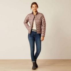 Damska kurtka puchowa Ariat Ideal. Fioletowe kurtki damskie Ariat, bez wzorów, z puchu, bez kaptura. Za 636.50 zł.