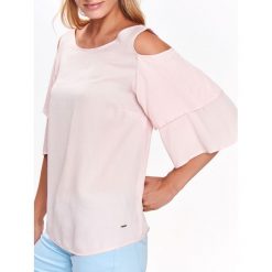 BLUZKA Z ODKRYTYMI RAMIONAMI. Czerwone bluzki damskie TOP SECRET, bez wzorów, z dzianiny, bez kołnierzyka, bez ramiączek. W wyprzedaży za 29.99 zł.