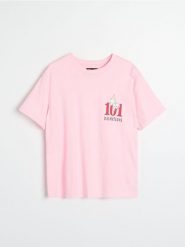 Bawełniana koszulka z nadrukiem 101 Dalmatians - różowy. Czerwone t-shirty damskie Sinsay, l, bez wzorów, z bawełny, bez kołnierzyka. Za 39.99 zł.