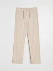 Spodnie straight leg z domieszką lnu - beżowy. Brązowe spodnie materiałowe męskie Sinsay, bez wzorów. Za 49.99 zł.