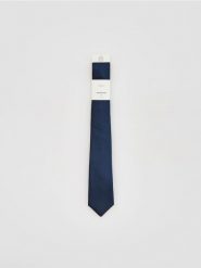 Jedwabny krawat - granatowy. Niebieskie krawaty i muchy Reserved, bez wzorów, z jedwabiu. Za 119.99 zł.