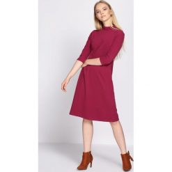 Fioletowa Sukienka Chorus. Fioletowe sukienki damskie Born2be, na jesień. Za 59.99 zł.