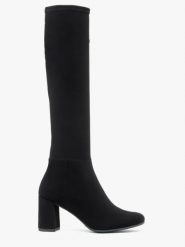 Czarne kozaki z elastyczną wąską cholewką. Czarne kozaki damskie Ryłko, z nubiku, z okrągłym noskiem, bez obcasa, na obcasie. Za 499.99 zł.