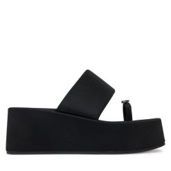 Japonki Juicy Couture. Czarne klapki damskie Juicy Couture, bez wzorów, bez obcasa. Za 159.99 zł.