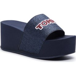 Klapki TOMMY HILFIGER - Glitter Detail High Pool Slide FW0FW04241 Midnight 403. Niebieskie sandały damskie marki Tommy Hilfiger, z aplikacjami, z materiału. Za 269.00 zł.
