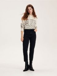Sweter z kapturem - wielobarwny. Swetry damskie Reserved, l, bez wzorów, z dzianiny, bez kołnierzyka, bez ramiączek, z kapturem. W wyprzedaży za 39.99 zł.