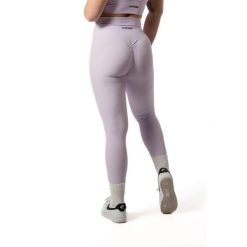 Damskie legginsy bezszwowe prążkowane z efektem scrunch – lawendowy. Fioletowe legginsy sportowe damskie AESTHETIC WOLF, l, bez wzorów, z dzianiny, z podwyższonym stanem, długie, na fitness i siłownię. Za 119.99 zł.