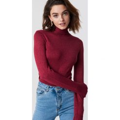 NA-KD Brokatowy sweter z golfem - Red. Swetry damskie marki NA-KD. W wyprzedaży za 60.57 zł.