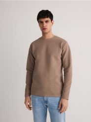 Longsleeve regular z dzianiny w prążek - brązowy. Brązowe bluzki z długim rękawem męskie Reserved, l, bez wzorów, z bawełny, bez kołnierzyka. W wyprzedaży za 49.99 zł.