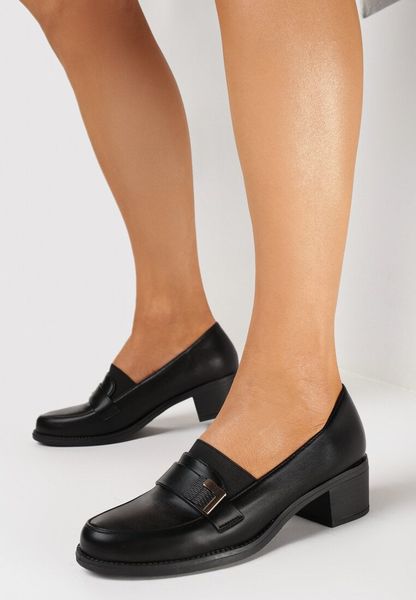 Czarne Wsuwane Półbuty na Niskim Słupku z Metalową Ozdobą Orielia. Czarne półbuty damskie Born2be, z aplikacjami, bez obcasa, na obcasie, bez zapięcia. Za 59.99 zł.