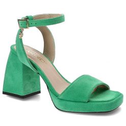 Zielone Sandały Karino Eleganckie Buty Na Obcasie. Zielone klapki damskie Karino, z aplikacjami, ze skóry, bez obcasa, na obcasie, bez zapięcia. Za 389.00 zł.