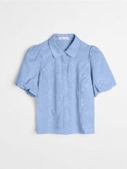 Bawełniana haftowana koszula z bufkami - błękitny. Niebieskie koszule damskie Sinsay, l, bez wzorów, z bawełny, bez kołnierzyka, bez ramiączek. Za 59.99 zł.