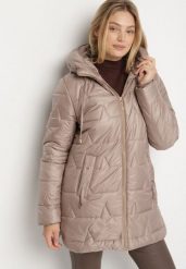 Ciemnobeżowa Pikowana Kurtka o Prostym Kroju z Kapturem Nalarea. Brązowe kurtki damskie Born2be, plus size, bez wzorów, z dzianiny, z kapturem. Za 179.99 zł.