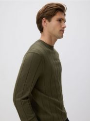 Sweter z wiskozą - oliwkowy. Zielone swetry przez głowę męskie Reserved, l, bez wzorów, z dzianiny, bez kołnierzyka. Za 119.99 zł.