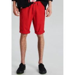 Jednokolorowe szorty - Czerwony. Szorty męskie marki Cropp. Za 69.99 zł.