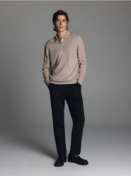 Wełniany sweter polo - beżowy. Brązowe swetry damskie Reserved, l, bez wzorów, z dzianiny, bez kołnierzyka, bez ramiączek, bez kaptura. Za 299.99 zł.