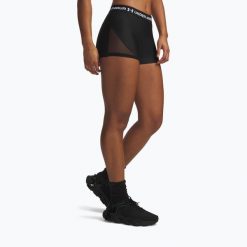 Spodenki treningowe damskie Under Armour HeatGear Mesh Shorty. Czarne szorty sportowe damskie Under Armour, bez wzorów, z meshu, sportowe, na fitness i siłownię. Za 94.99 zł.