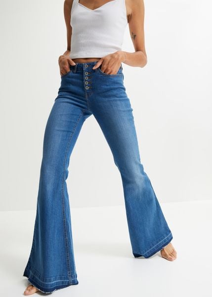 Dżinsy dzwony z dołem nogawek bez obszycia. Niebieskie jeansy damskie bonprix. Za 147.99 zł.