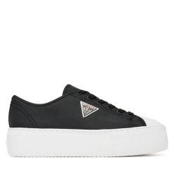 Trampki Guess. Czarne trampki i tenisówki damskie Guess, z aplikacjami, bez zapięcia. Za 349.99 zł.