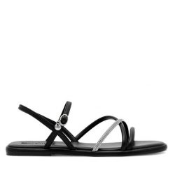 Sandały Nine West. Czarne klapki damskie Nine West, bez wzorów, bez obcasa, na płaskiej podeszwie, bez zapięcia. Za 131.99 zł.