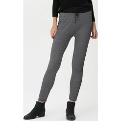Czarne Spodnie Dresowe Griselda. Czarne spodnie dresowe damskie Born2be, l, bez wzorów, z dresówki. Za 49.99 zł.
