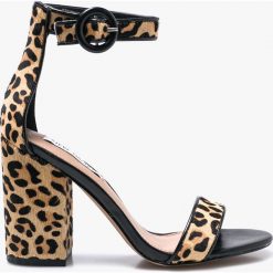 Steve Madden - Sandały Friday. Szare sandały damskie Steve Madden, z materiału. W wyprzedaży za 269.90 zł.
