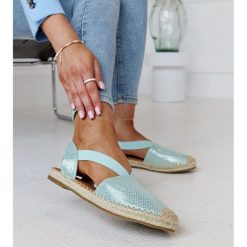 Jasnozielone espadryle z odkrytą piętą Tharna. Zielone sandały damskie bez wzorów, z materiału, bez obcasa, na obcasie, bez zapięcia. Za 81.83 zł.