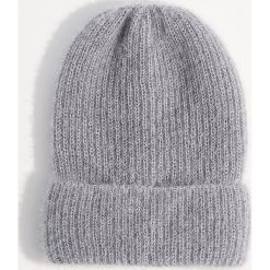Czapka beanie z połyskującym włosiem - Jasny szar. Czapki i kapelusze damskie marki Mohito. W wyprzedaży za 9.99 zł.