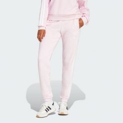 Spodnie Essentials 3-Stripes French Terry Cuffed. Białe obuwie sportowe damskie Adidas, bez wzorów, z materiału, na fitness i siłownię. W wyprzedaży za 131.40 zł.